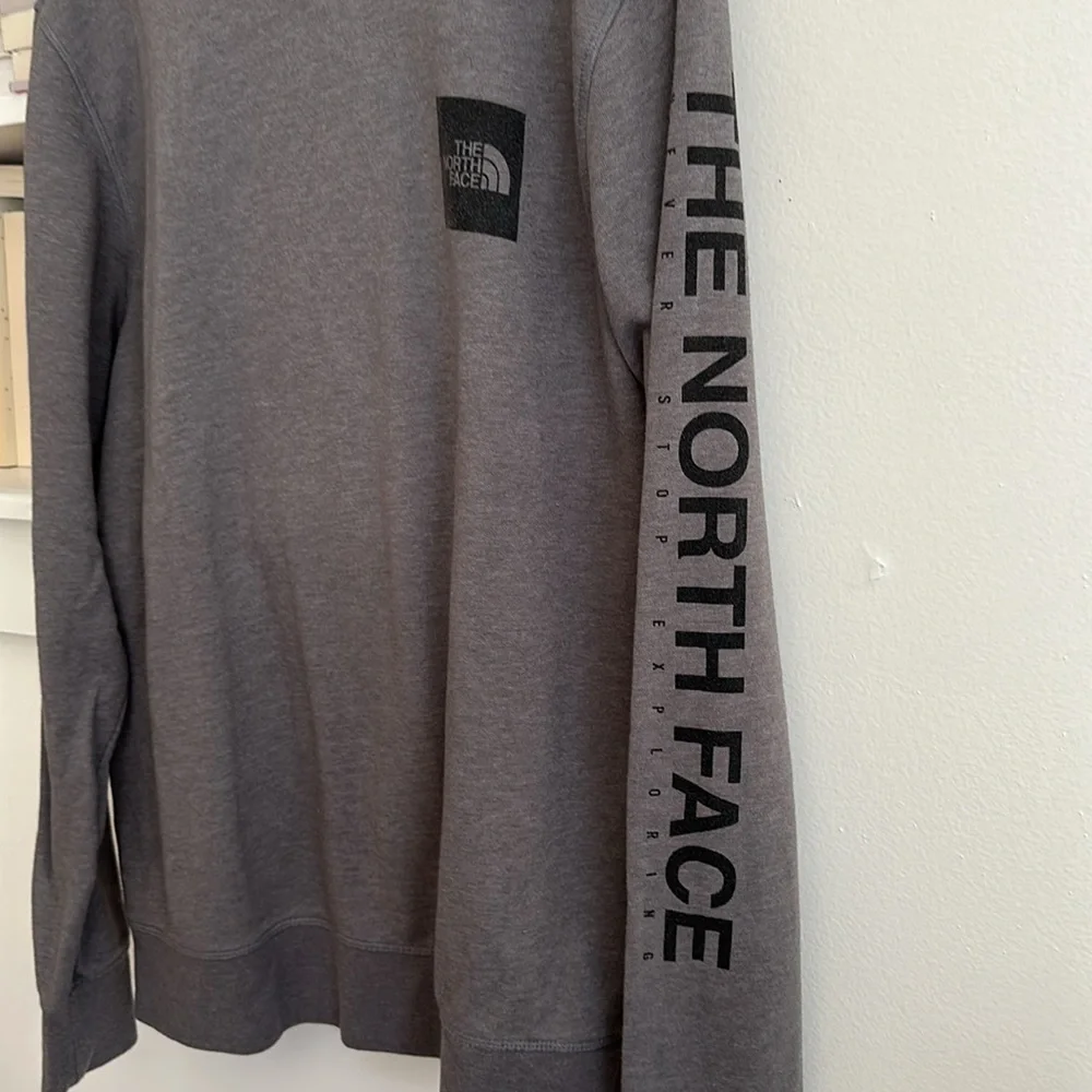 The North Face Men’s sz LG long sleeve crew neck sweatshirt with logo